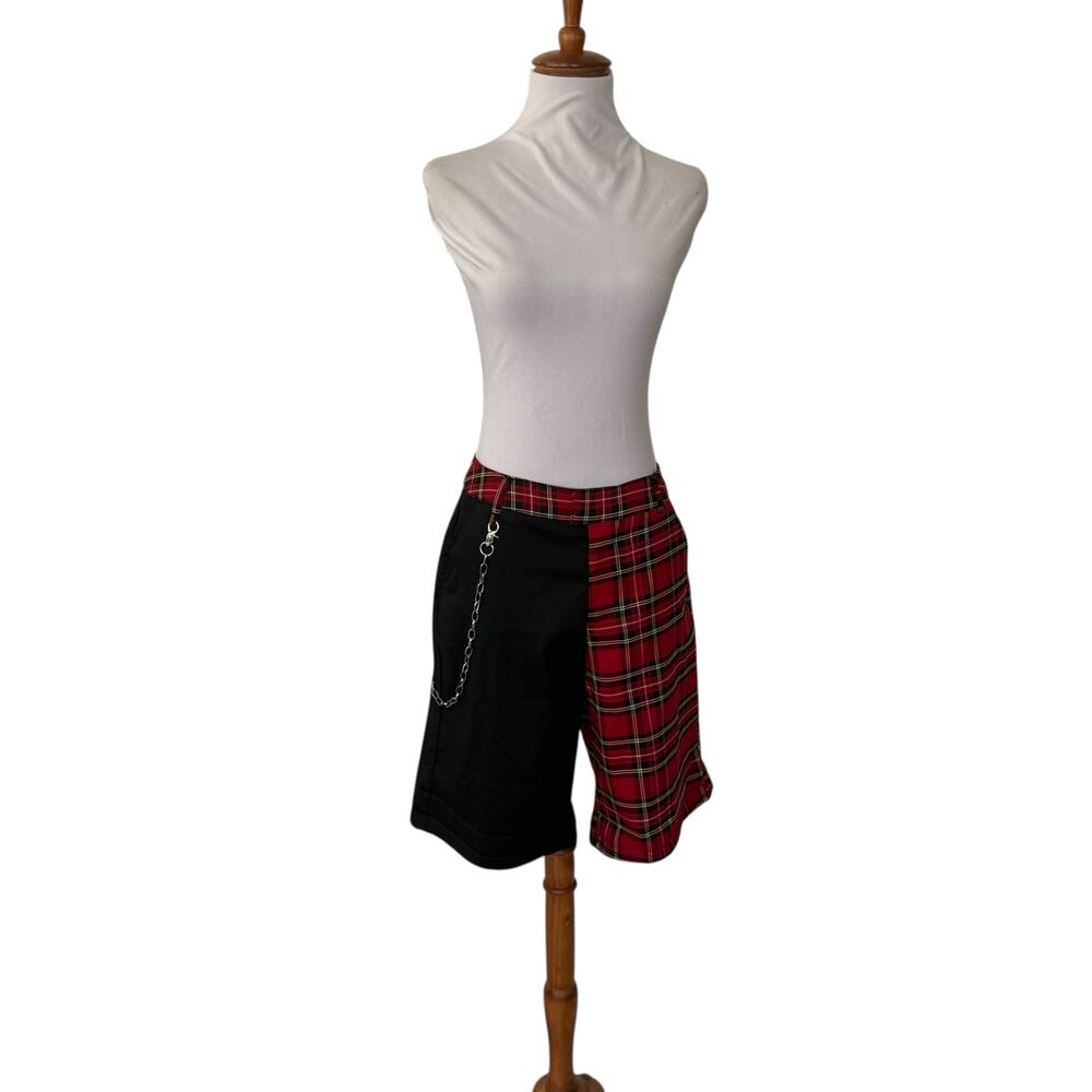 NWT Hot Topic Split Tartan Plaid and Black Bermuda Shorts M - Picture 2 of 7